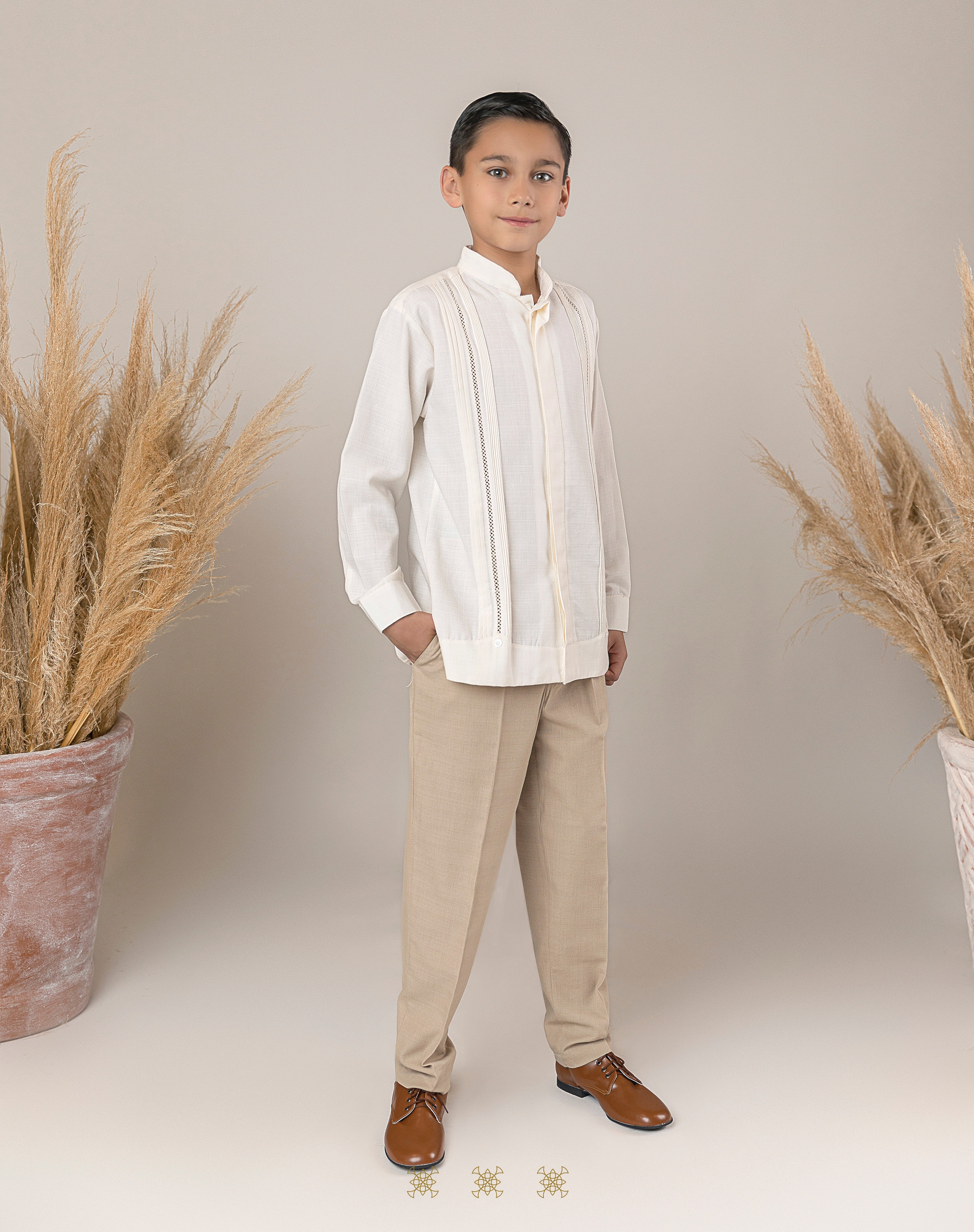 Guayabera blanca 2024 y pantalon caqui